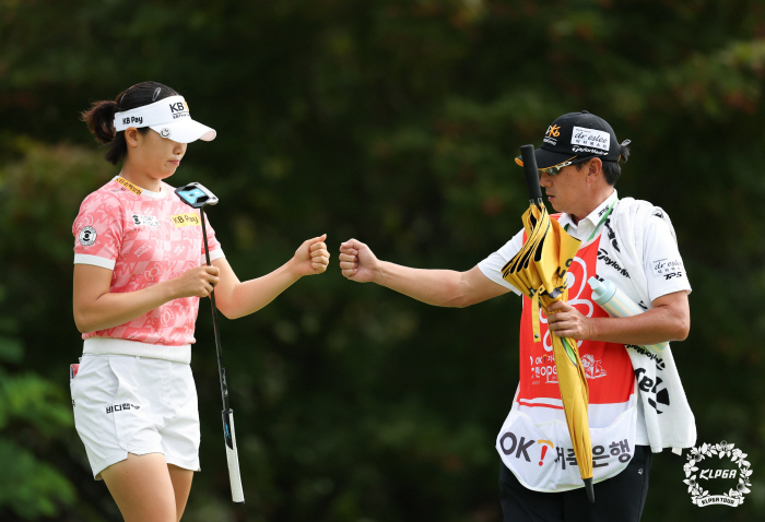 Dong-eun and I are so close... The winner of the longest batter face-off is Bang Shin-sil, the first winner from an OK scholarship student → tied for the most wins