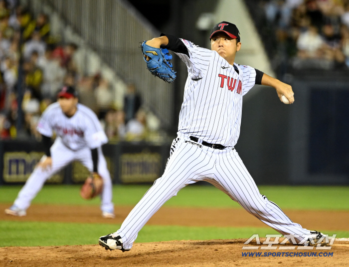 He started the KS, but failed the first bullpen session for the Rookie of the Year candidate. In the end, should last year's semi-PO star go back to the bullpen?