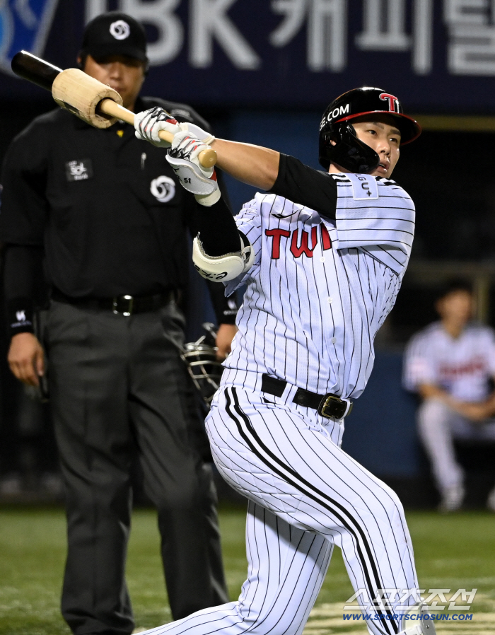 Hong Chang-ki, who smiled at the coach's smile, smiled broadly at the congratulations of his teammates who welcomed him back with a thrilling hit from his first at-bat