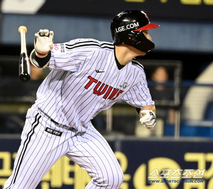 Hong Chang-ki, who smiled at the coach's smile, smiled broadly at the congratulations of his teammates who welcomed him back with a thrilling hit from his first at-bat