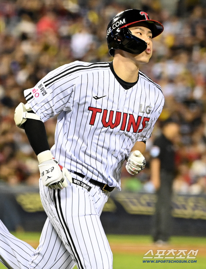Hong Chang-ki, who smiled at the coach's smile, smiled broadly at the congratulations of his teammates who welcomed him back with a thrilling hit from his first at-bat