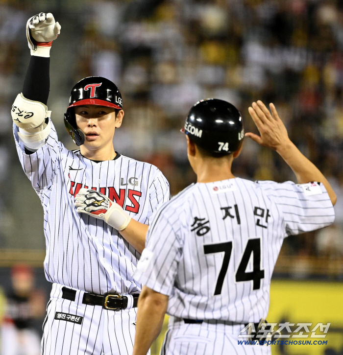 Hong Chang-ki, who smiled at the coach's smile, smiled broadly at the congratulations of his teammates who welcomed him back with a thrilling hit from his first at-bat