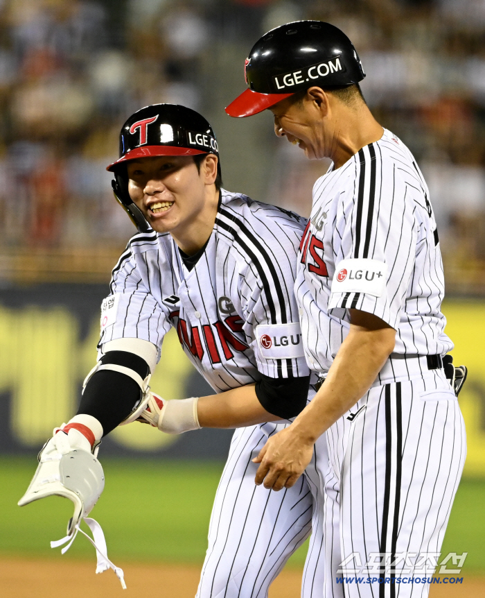 Hong Chang-ki, who smiled at the coach's smile, smiled broadly at the congratulations of his teammates who welcomed him back with a thrilling hit from his first at-bat