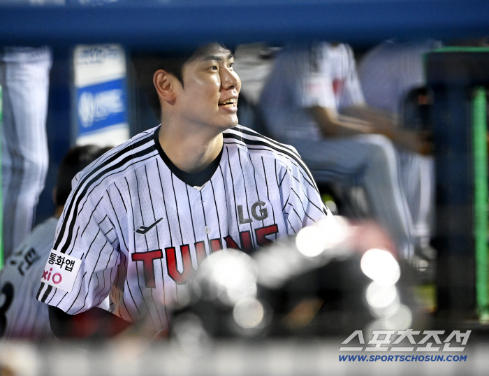 Hong Chang-ki, who smiled at the coach's smile, smiled broadly at the congratulations of his teammates who welcomed him back with a thrilling hit from his first at-bat