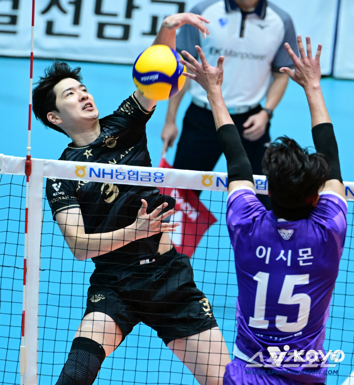 It's the moment I've been waiting for Korean Air's Henan won his first game since his debut. 3-0 Shutout on Woori Card 