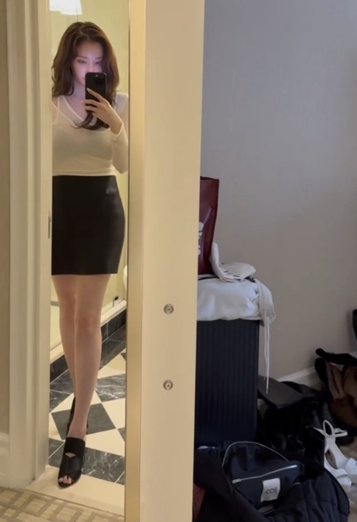 Jeon Jong-seo, if you only wear a dress, controversy over pelvic plastic surgery..I ripped it with a Toronto see-through dress