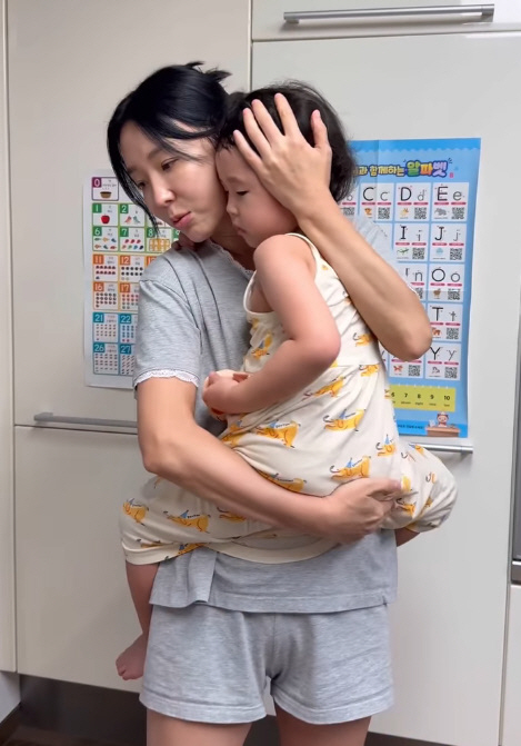 Lee Ji-hye removes fish thorns directly from her child's neck...one's heart is throbbing