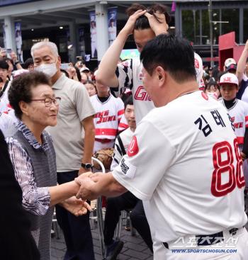 Lotte, which commemorates Busan Legend Choi Dong-won Memorial Day as if wishing for victory in heaven, has a dramatic come-from-behind victory (Busan site)