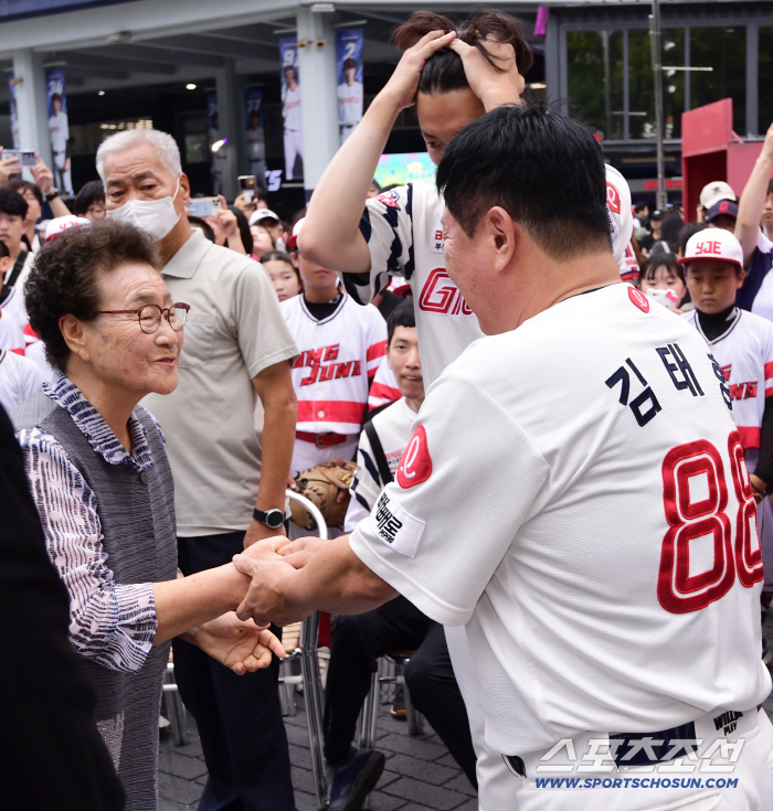 Lotte, which commemorates Busan Legend Choi Dong-won Memorial Day as if wishing for victory in heaven, has a dramatic come-from-behind victory (Busan site)