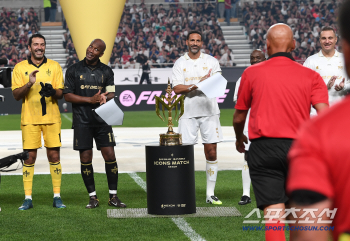  Alien referee Colina's appearance surprised even legends