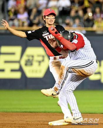  Austin's struggle to avoid Park Chan-ho's throw to first base