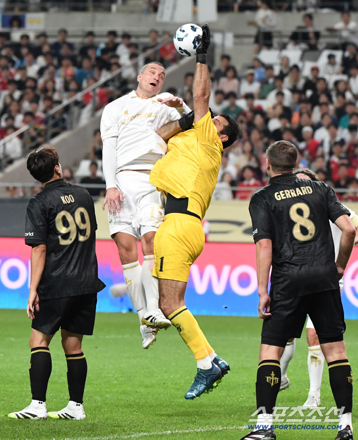  Buffon collides with Vidic