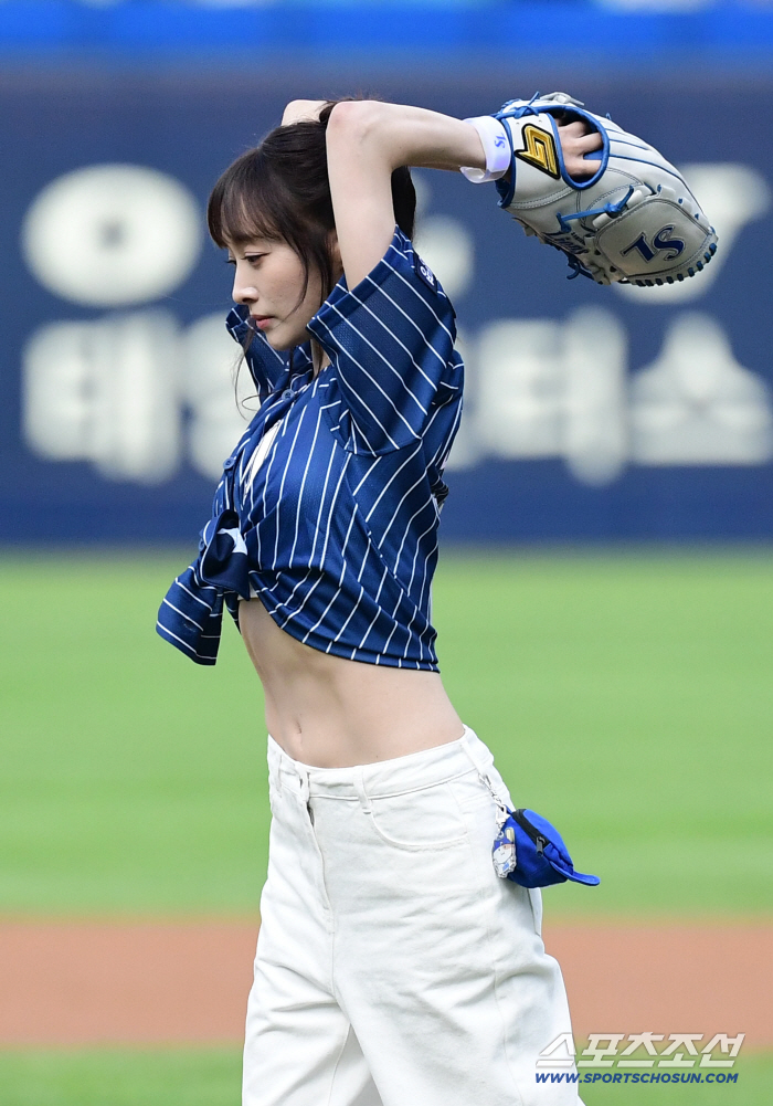  Cara Nicole reveals her healthy abs and throws a powerful first pitch
