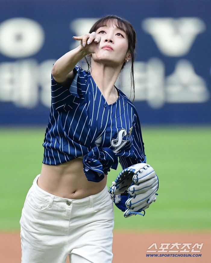  Cara Nicole's incredible healthy abs pitch