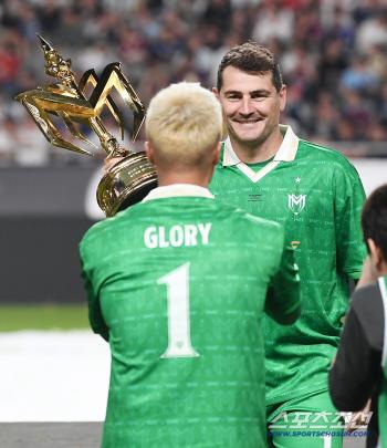  Casillas, take a commemorative photo with the trophy
