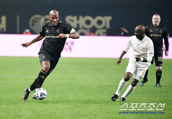  Drogba sprinting through the midfield