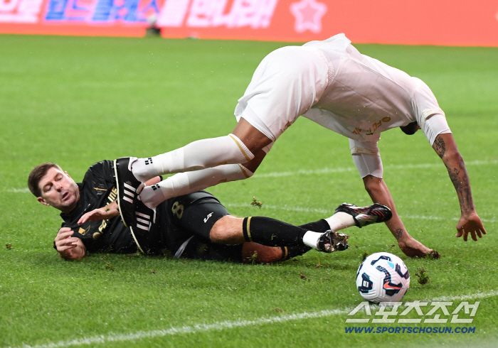  Gerrard, a tough tackle