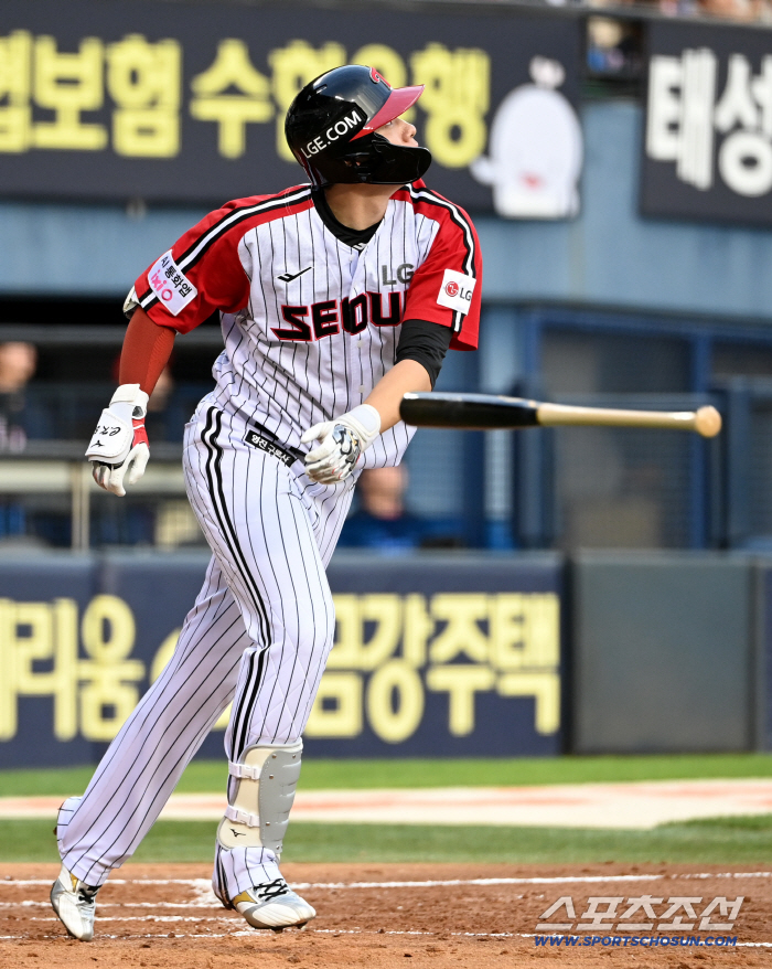  Hong Chang-ki hits an RBI sacrifice fly