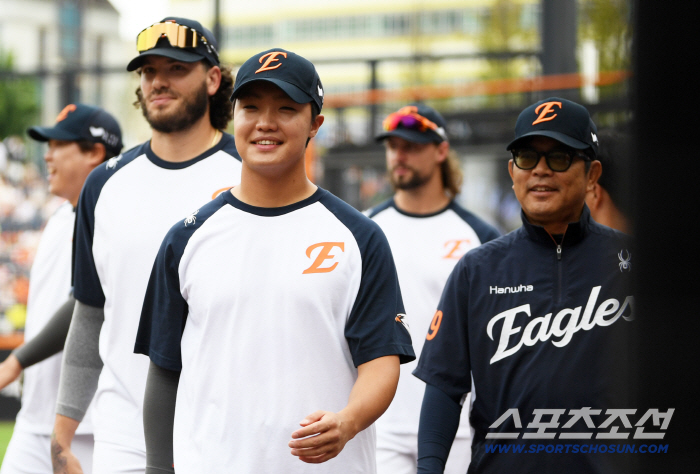  Jung Woo-ju smiles at the ponset prank
