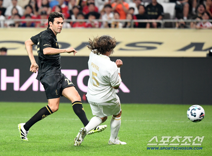  Kaka is shooting with Puyol