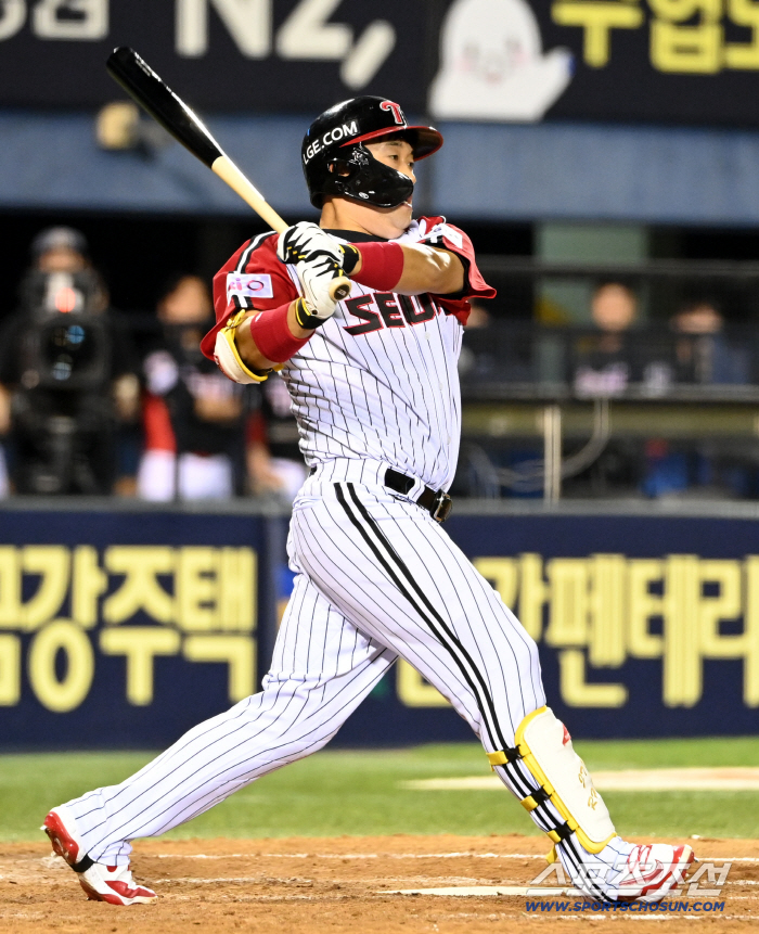 Kim Jun-tae hits the first pitch of LG's uniform at bat