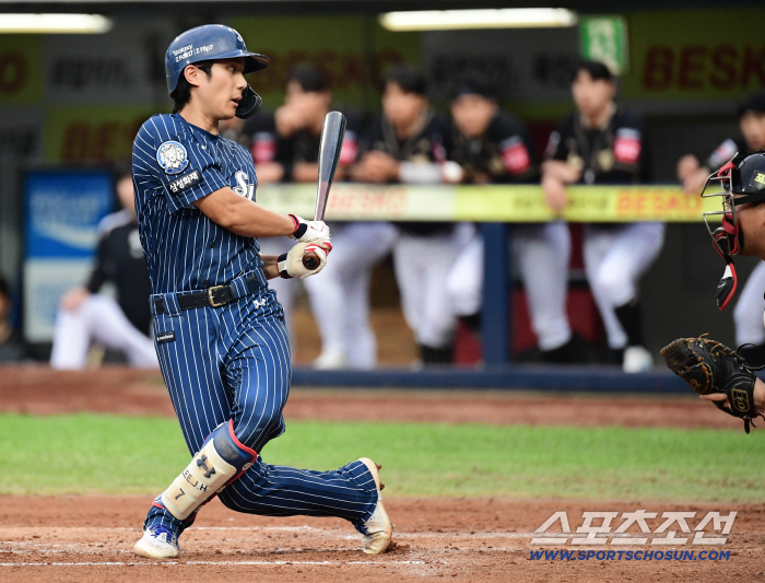  Lee Jae Hyun's regrettable swing and miss strikeout