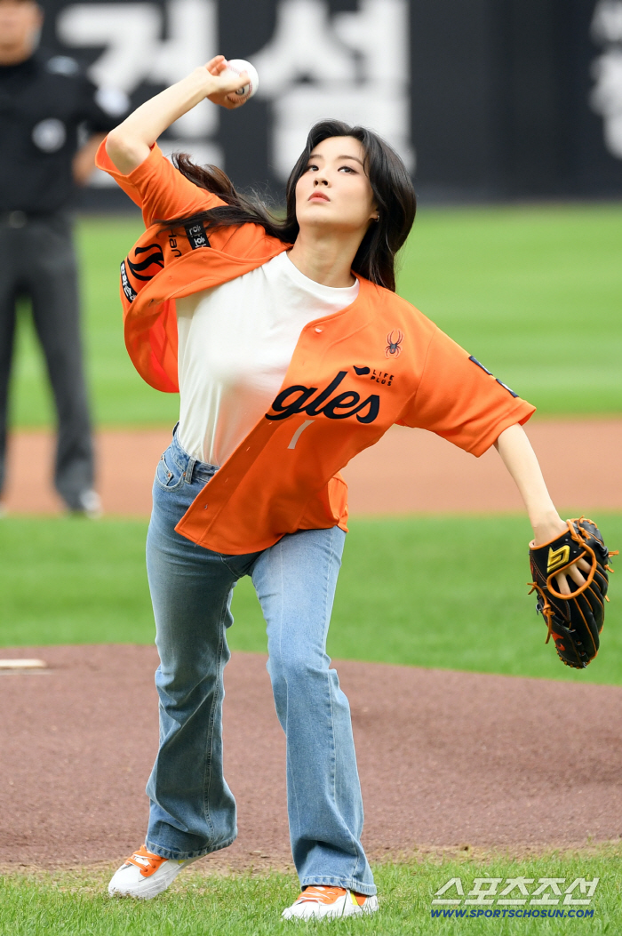  Lee Sun Bin's powerful first pitch