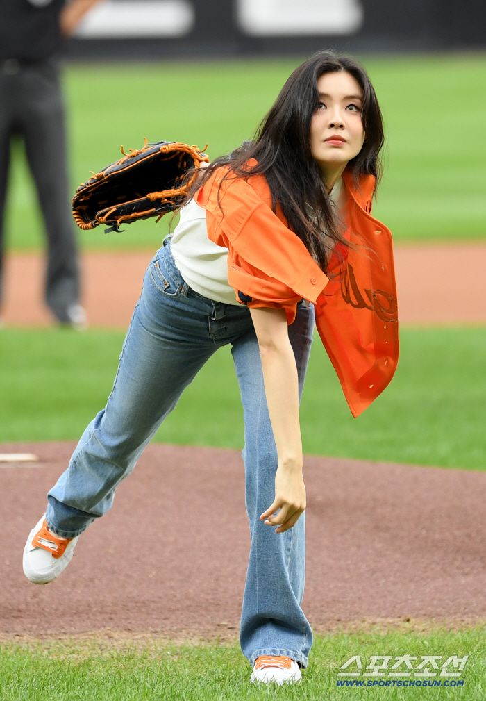 Lee Sun Bin's powerful first pitch