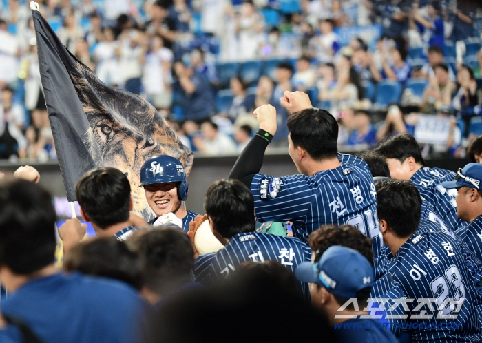  Lee Sung Kyu's exciting solo home run shot