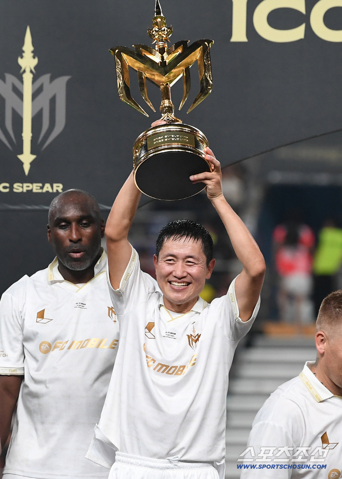  Lee Youngpyo cheers with the trophy