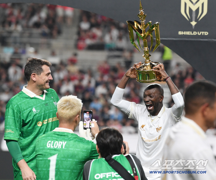  Makelelele cheers with the trophy