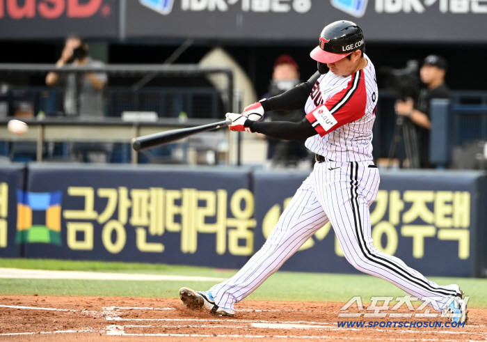  Oh Ji-hwan, two-run timely hit by a bases-loaded chance