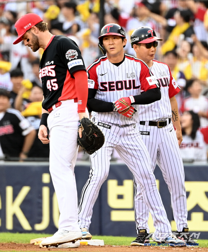  Oh Ji-hwan, two-run timely hit by a bases-loaded chance, bam