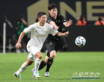  Park Ji-sung and Lee Young-pyo face off