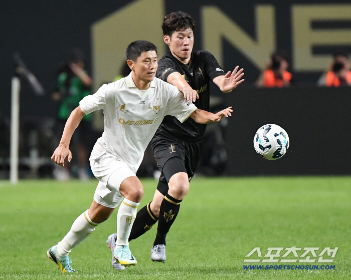  Park Ji-sung and Lee Young-pyo face off