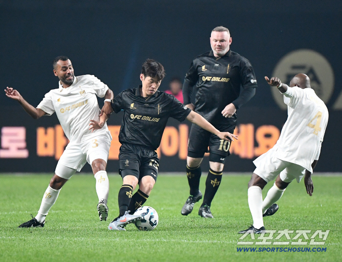  Park Ji-sung, who works with Rooney, beat Ashley Cole