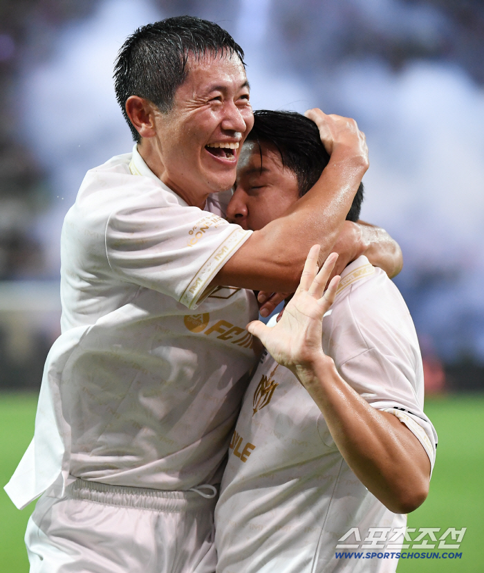  Park Joo-ho's winning goal, cheering Lee Young-pyo