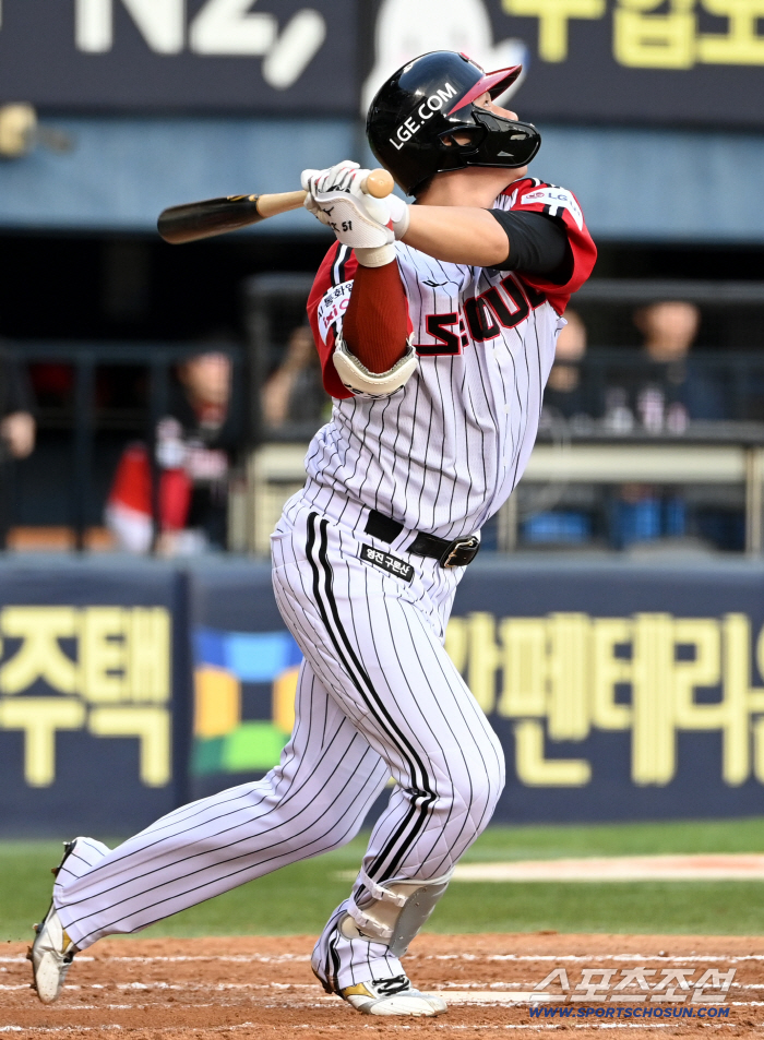  Pinch hitter Hong Chang-ki, 1 RBI sacrifice fly!