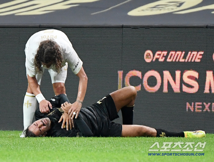  Pires Fell Over Puyol Foul
