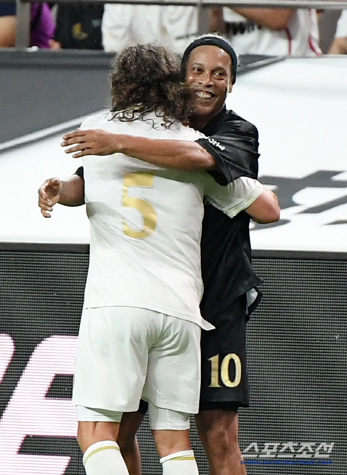  Ronald New Puyol hugs while fighting