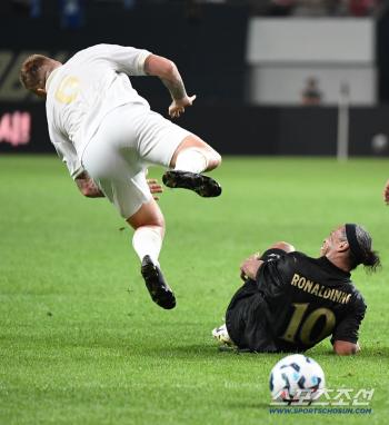  Ronaldinho burst out laughing at Lise's impersonation