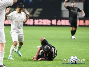  Ronaldinho fell down after Lee Youngpyo's foul