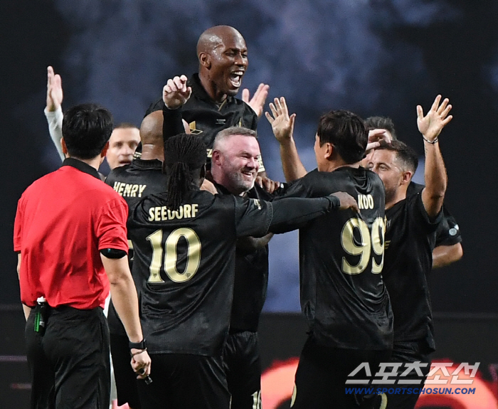  Rooney scores the first goal with a powerful mid-range shot