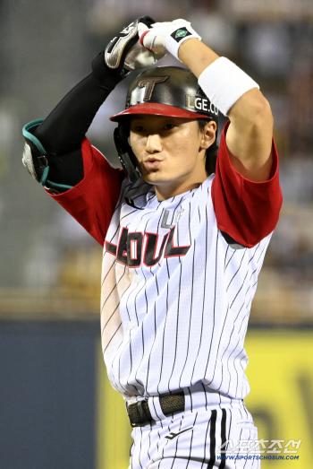  Shin Min-jae hits a timely RBI single with a bases-loaded chance