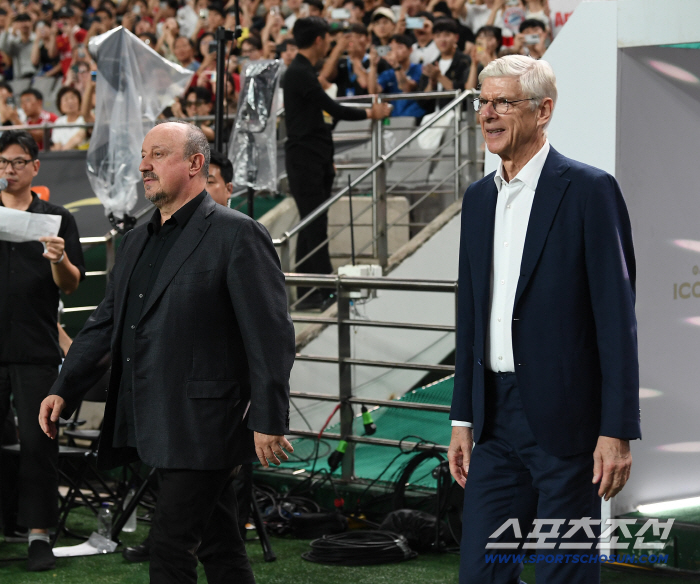  Wenger and Benitez enter together
