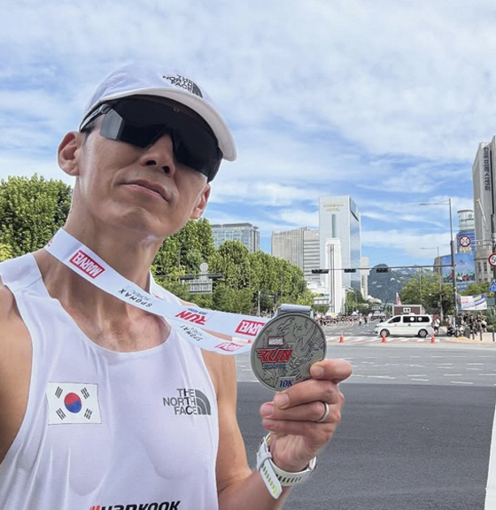 Sean said he'd buy bread for a while and participated in the 10km competition ♥ It's an absolute secret to Hye-young