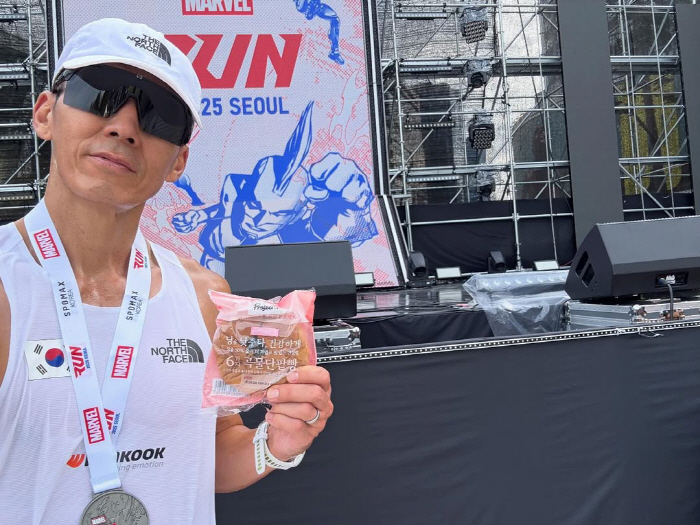 Sean said he'd buy bread for a while and participated in the 10km competition ♥ It's an absolute secret to Hye-young