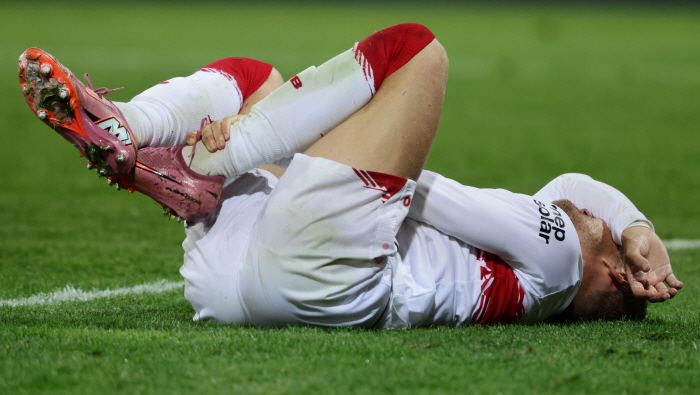 This is the justice implementation Oh Hyun-kyu's knee, Gun Stuttgart, unable to find a replacement and crying on an empty hole...Thirteen upset loss at Freiburg