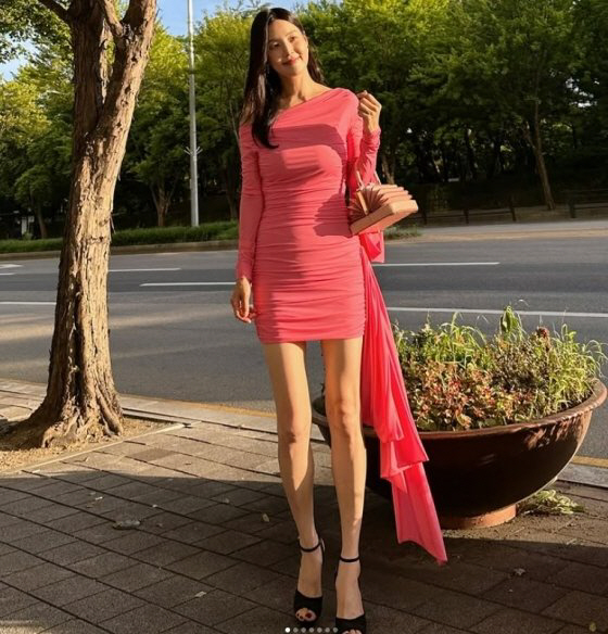 '172cm·51.5kg' Han Ji-hye draws attention to the hot pink dress 