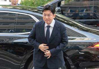 Bang Si-hyuk Summoned as Suspect in Pre-IPO Investor Fraud Case